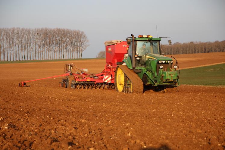 Pour diminuer le coût horaire d’un tracteur de grosse puissance, il faut un volume d’heures de travail important… Il est plus facile à atteindre collectivement.