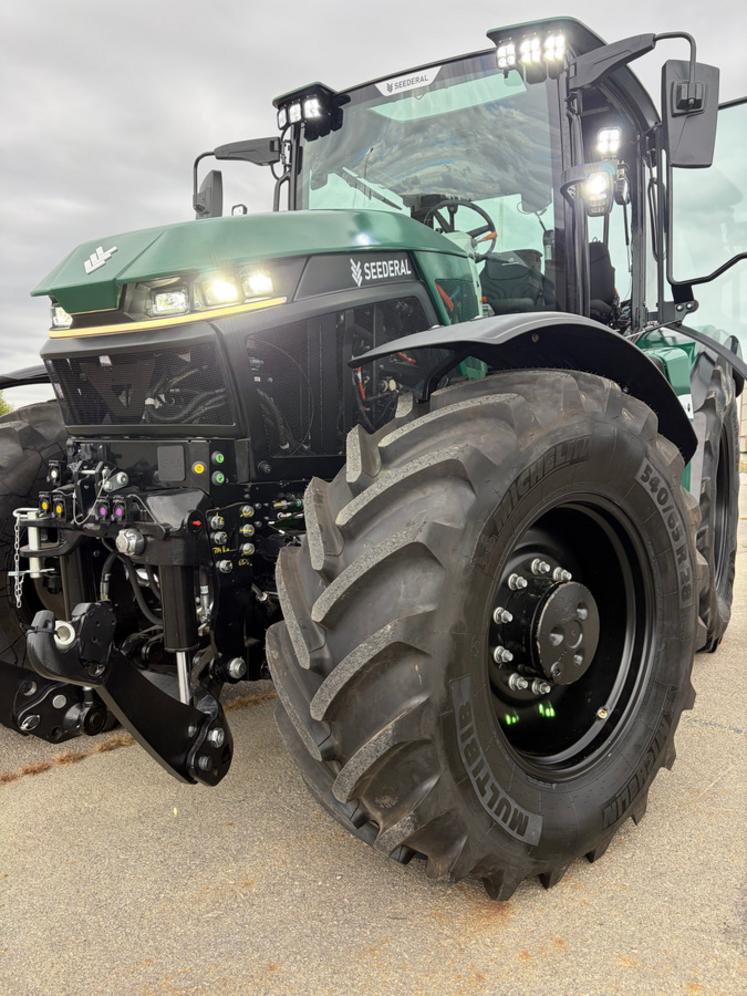 Ce tracteur de moyenne puissance (160 chevaux), présenterait une autonomie de travail de huit à douze heures.
