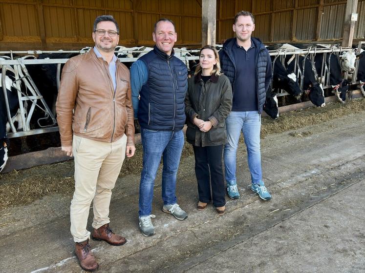 Vendredi 16 octobre, à Boissy-lès-Perche. Marco Mandrillo est le responsable marketing d'Andros Foodservice, Jérôme Chapon préside l'APL2A, Justine Rousseau fait le lien entre les éleveurs et Andros, Anthony Chapon est l'éleveur qui reçoit tout le monde (de g. à d.).