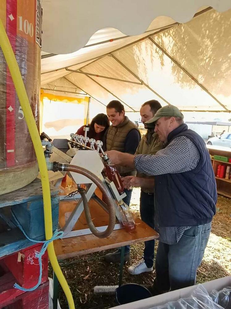 Les 17 et 18 octobre à Cléry-Saint-André, les Jeunes agriculteurs de Loire Beauce tenaient le stand de jus de pomme. 