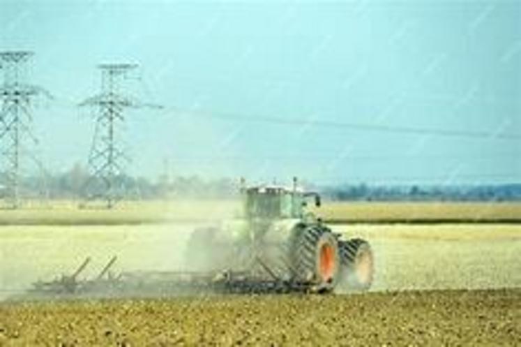 En France, environ 70 % des 100 000 kilomètres de lignes électriques aériennes traversent des parcelles agricoles.