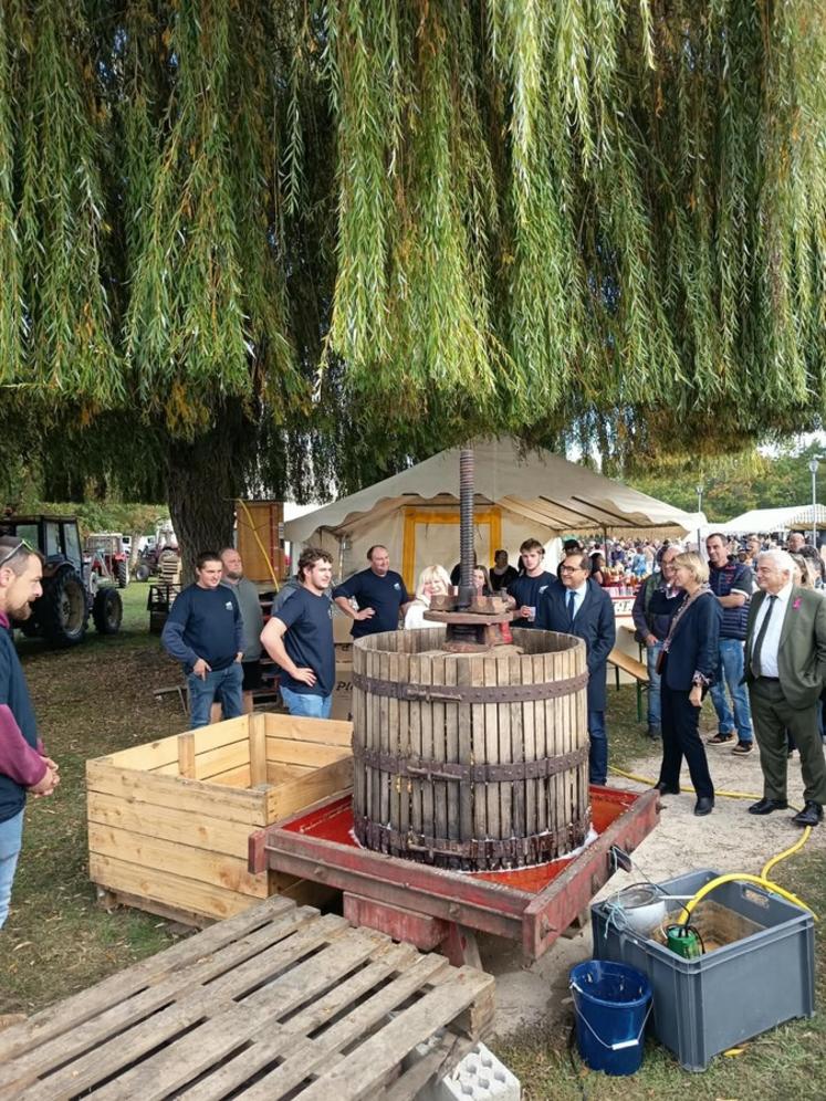 Les Jeunes agriculteurs de Loire Beauce ont fait découvrir les différentes étapes de fabrication du jus de pomme artisanal aux élus locaux venus à leur rencontre.