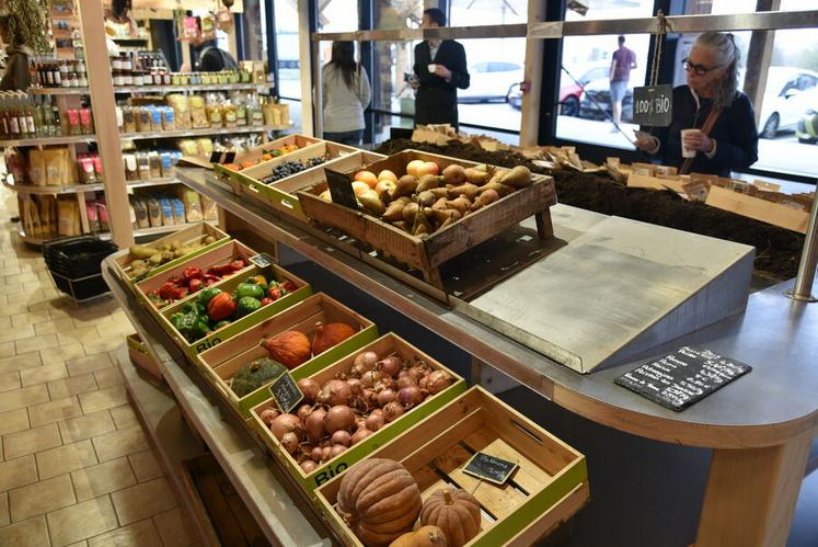 Pensées comme un véritable marché couvert, les halles des Jardins du Loiret font la part belle aux produits locaux et aux savoir-faire des producteurs du territoire.