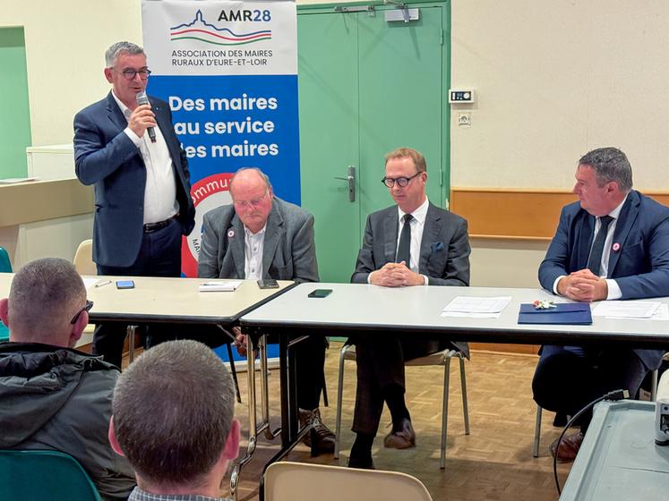 Jeudi 22 octobre, à Barjouville. Le maire du Favril, John Billard (à g.), a retrouvé la présidence de l'Association des maires ruraux d'Eure-et-Loir après l'intérim de Stéphane Maguet (à d.).