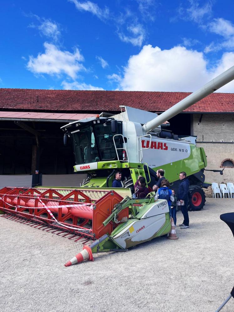 À Chaumes-en-Brie, la Ferme de Forest a accueilli plus de 1 200 visiteurs venus découvrir sa gamme de farines, du champ à l’assiette. L’événement a notamment permis de présenter l'étape de la récolte, avec une exposition de moissonneuse-batteuse.