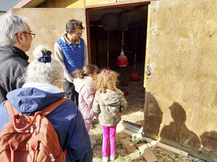 À Milly-la-Forêt (Essonne), à la Ferme de l'Orée de Milly. À quelques jours du dixième anniversaire de cette exploitation, l’élevage avicole était présenté aux visiteurs.