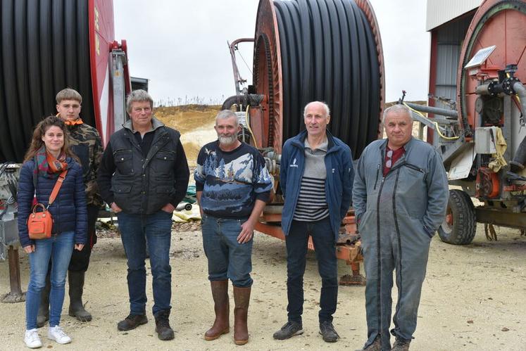 À Faverelles, lundi 19 octobre. Frédérique Toussaint, Willem Boode, Mickaël Bedu, Rémi Toussaint et Manuel Leteur (de g. à d.) se sont réunis pour évoquer les conséquences de la sécheresse sur leurs exploitations et l’alimentation des troupeaux.