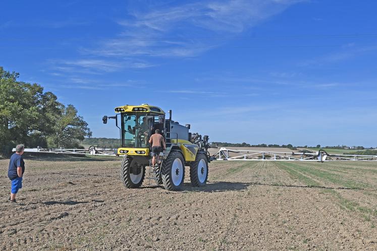 Des essais ont permis aux exploitants agricoles de tester le matériel, de surcroît avec les explications du directeur de la marque bretonne, Landry Jaglin.