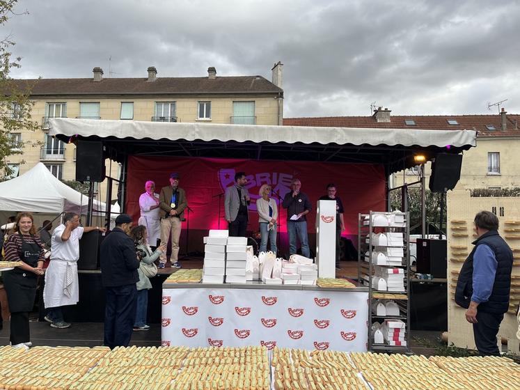 Meaux, samedi 10 octobre. Avant la vente au profit des Restos du cœur, les éclairs présentés devant la scène mettaient les papilles en émoi.