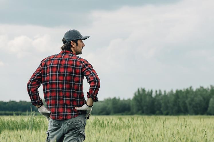 Face aux difficultés économiques, ne pas rester seul et solliciter un accompagnement dès les premiers signes de fragilité peuvent permettre de trouver des solutions avant que la situation ne se dégrade.