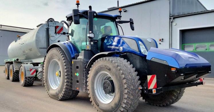 « Ces tracteurs biométhane sont adaptés à nos activités et fonctionnent correctement », indique Bernard Boutiton.