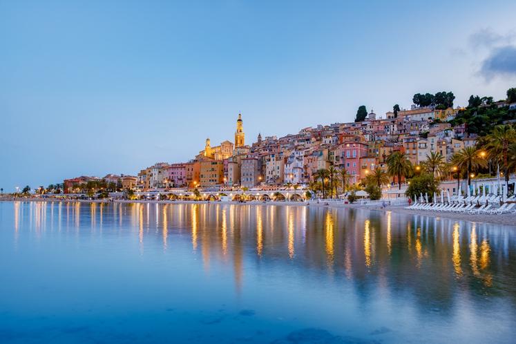 Vue sur la vieille ville de Menton, en Provence-Alpes-Côte d’Azur.