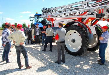 Le 19 juin, à Marolles. Les nouveaux pulvérisateurs de la gamme Kuhn, comme le Metris 4 102, ont été présentés aux agriculteurs.