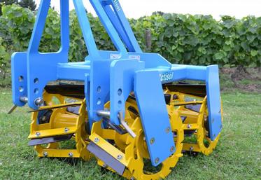 Au domaine de La Gabillière, le 10 juillet, une large place était faite aux outils d’entretien du sol. Ici, un roll crop vigne, destiné à maîtriser l’enherbement.

