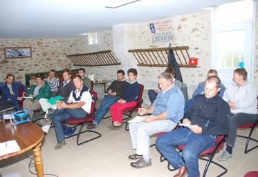 Saint-Cyr-sur-Morin, jeudi 10 juillet. Une quinzaine d’exploitants ou en cours d’installation assistaient à la réunion animait par Michel Biberon, élu chambre d’Agriculture, et de Céline Duilhac et Patrick Bostoen, respectivement responsable des organisations de producteurs et responsable de l’organisation industrielle.