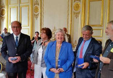 Paris, le 8 juillet. Jacqueline Gourault (au centre) a récompensé quatre personnes pour leur action en faveur de la viticulture et du terroir : de g. à d. : André Coutoux, Lise Delaille, Gilbert et Marcel Delaille (photo : Domaine du Salvard).