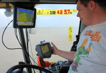 Le 24 juillet, à Villeau. Au volant de sa moissonneuse-batteuse New Holland, Benjamin Lirochon a accès à une flopée d’informationq, des rendements au taux d’humidité du grain.