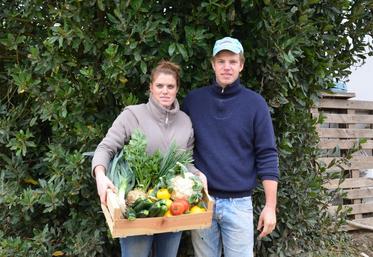 Le 6 octobre, à Épône (Yvelines). Cyril Moisy et sa compagne, Marion, commercialisent chaque semaine un panier de fruits et légumes livrés par La Poste.