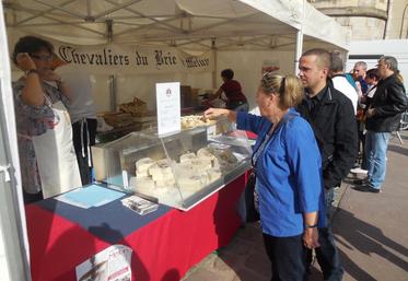 Le brie de Melun  était proposé à la dégustation et à l’achat aux quatre coins de la commune. En achetant un "m’lun" complet, l’acheteur se voyait offrir un pot de miel issus des ruches de la ville.