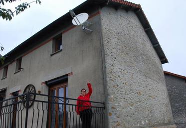 Leudon-en-Brie, vendredi 10 octobre. Isabelle Lecoq montre la parabole installée par Nordnet. Grâce à ce système qui fonctionne par satellite, elle capte Internet plus facilement.