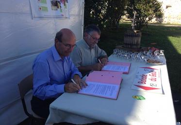 Verdelot, samedi 18 octobre. Les présidents de la chambre d’Agriculture et du Crédit agricole Brie-Picardie, Thierry Bontour et Guy Proffit, signent une déclinaison locale de la convention cadre visant à faciliter l’accès des exploitants agricoles aux solutions monétiques.