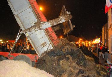 Le 28 octobre, à Nogent-le-Rotrou. Près de deux cents agriculteurs issus des rangs de JA et de la FDSEA d’Eure-et-Loir se sont rassemblés devant la sous-préfecture et ont déversé plusieurs tonnes de fumier pour signifier leur colère.