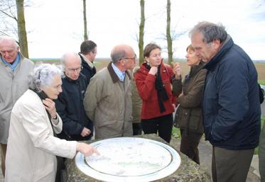 À la sortie de Villeroy, sur la stèle érigée en hommage à Charles Péguy, écrivain engagé qui a combattu lors de la première bataille de la Marne, la carte des combats a suscité de nombreux échanges. Sur le côté,  une plaque reprend un texte de l’écrivain qui apparaît comme prémonitoire : « Heureux ceux qui sont morts pour la terre charnelle pourvu que ce fut dans une juste guerre… »
