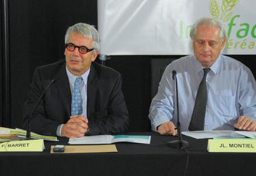 Le 4 décembre à Dreux. François Barret (à g.) a présidé l’assemblée générale annuelle de la coopérative Interface céréales, en butte à la déprime des marchés mondiaux.