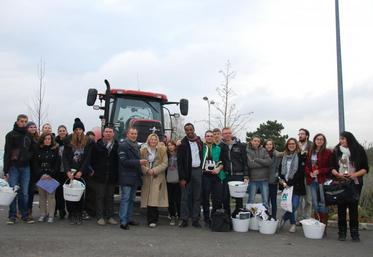 Le représentant des établissement Depla remet symboliquement la clé d’un tracteur mis à disposition de l’établissement durant dix mois. 