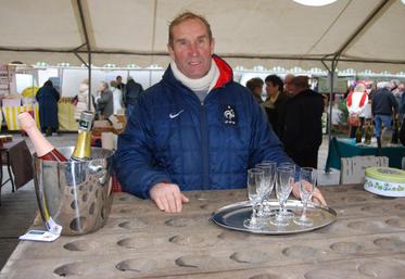 Égreville, samedi 13 décembre. En parallèle de la foire à la volaille et ses différents concours, les produits du terroir sont à l’honneur — sur la photo Jean Rahault et son Champagne — sur un Marché des producteurs de pays.