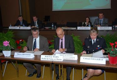Signature officielle de la convention entre la chambre d’Agriculture de Seine-et-Marne et le groupement départemental de gendarmerie pour endiguer le nombre de vols sur les exploitations agricoles.