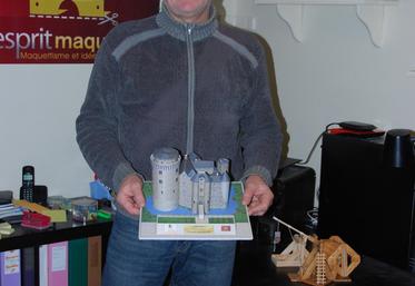 Olivier Chican avec une de ses dernières réalisations : la maquette de Saint-Memins à Saint-André-sur-Sèvre (Deux-Sèvres). De Carcassonne à Falaise, les touristes peuvent trouver ses produits aux qutre coins de l’hexagone.
 
