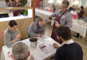Le 18 janvier, à Vallières-les-Grandes. Huit Vignerons indépendants ont présenté deux vins à quatorze restaurateurs de l’association Cuisine en Loir-et-Cher.