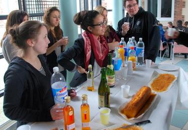 Le 27 janvier, à Chartres. À l’issue de la conférence, un excellent sirop de safran produit par Samuel de Smet a été proposé à la dégustation par les étudiantes.