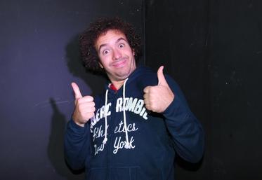 De ses racines bretonnes à l’espace, l’humoriste Thom Trondel fait voyager le spectateur à travers ses mots et sa gestuelle. 