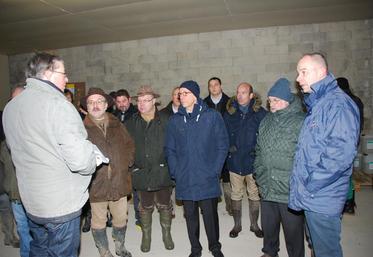 Andrezel, lundi 2 février. Alexandre Granday (au premier plan à gauche) a présenté au préfet les installations et le matériel nécessaires au bon fonctionnement de son entreprise et à une production de qualité.