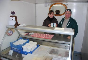 Montigny-Lencoup, lundi 26 janvier. Brigitte Delpech et son papa sont fiers de présenter leur gamme de produits laitiers.