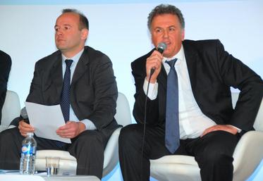 Le 3 février, à Angerville (Essonne). Alexandre Pelé (à g.), président de la CABPT, et Olivier de Bohan, président de Cristal union, ont cherché à rassurer les planteurs dans un contexte difficile.