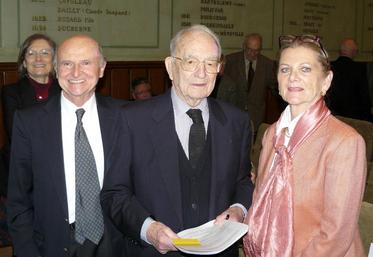 Le 28 janvier, à Paris. L’Académie d’agriculture de France a consacré une de ses séances à un hommage à Claude Monnier, 99 ans, agriculteur de Tremblay-les-Villages (au centre, aux côtés de sa fille et de Bernard Le Buanec).