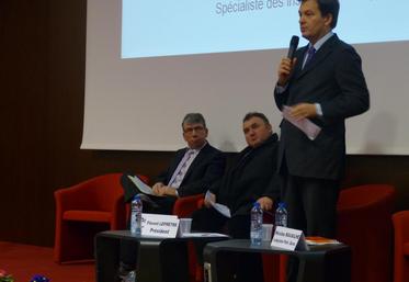 Le 5 février, à Vineuil. Florent Leprêtre (à g.), Daniel Prieur (au centre) et Nicolas Ravailhe (à d.) lors de l’assemblée générale de la FDSEA.