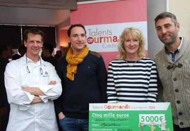 Rethondes (oise), vendredi 6 février. Le chef ludovic Colpart aux côtés des finalistes catégorie agriculteurs du concours Talents gourmands brie-Picardie : Vincent Pellegry, Anne Poupart et Vincent Morisseau.