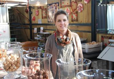 Réau, jeudi 12 février. Harmony accueille les visiteurs au Domaine des macarons de Réau avec son époux Régis.