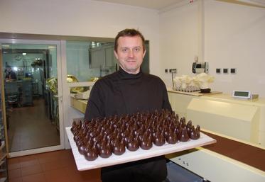 Des produits 100 % au beurre de cacao dont les formes et la présentation sont soigneusement ciselées par l’artiste.