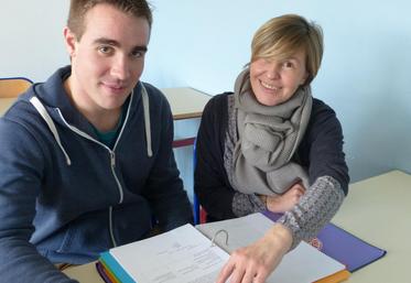 Pierre, atteint de dyslexie sévère, est aidé par Delphine Laurent, assistante de vie scolaire au lycée de Montoire-sur-le-Loir.