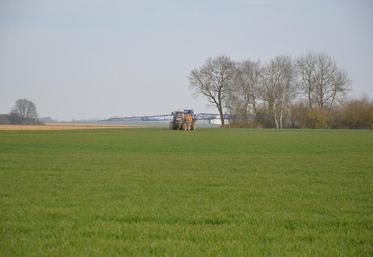 Le 9 mars, sur le plateau de Cernay-la-Ville (Yvelines). Avec le retour d’un temps plus doux, les agriculteurs ont repris les travaux dans les champs. 