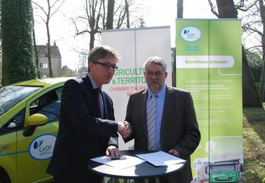 Le Mée-sur-Seine, mardi 17 mars. le président de la chambre d’Agriculture, Thierry Bontour, et le directeur « clients territoires » d’Ile-de-France GRDF viennent de signer une convention visant le développement du biométhane.