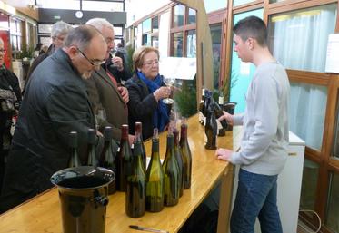 Le 21 mars, à Amboise (Indre-et-Loire). Les élèves en première bac pro vigne et vin conseillent les visiteurs sur les vins.