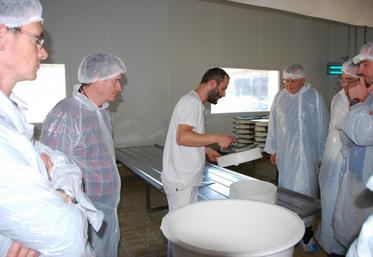 Favières, mardi 14 avril. Pelle à brie de Meaux à la main, Tayeb Boughari explique qu’il faut 25 litres de lait pour fabriquer un brie de Meaux. 