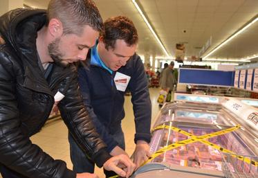 Le 28 avril, à Saint-Cyr-l’École (Yvelines). Les Jeunes agriculteurs d’Ile-de-France ont mené une opération de stickage « Viande de nulle part ».