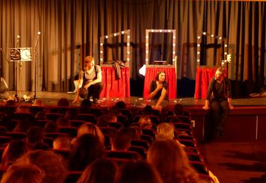 Le 18 avril, à Mignières. À l’issue de la représentation, les comédiens ont dialogué avec les élèves du lycée Efagrir-Franz Stock sur le thème de la vieillesse. 